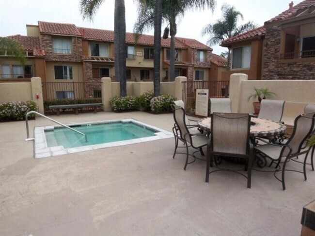 Building Photo - RB 1 Br 1 Bath Granite Kitchen Luxury Condo $2400 Avail July 1st