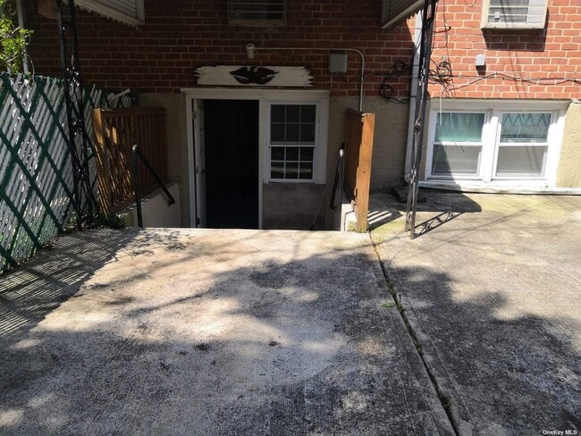 Building Photo - 89-35 Pontiac St
