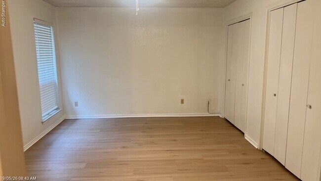 Building Photo - 6804 S Creek Dr
