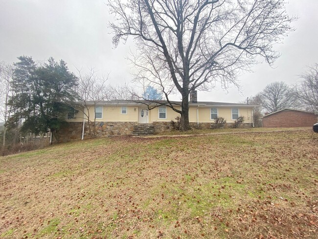 Building Photo - FOR LEASE- 3 BEDROOM, 2 BATH SINGLE FAMILY...