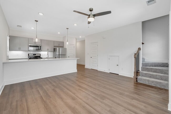 Building Photo - 2 Bedroom Home with Bonus Office/Flex Space!