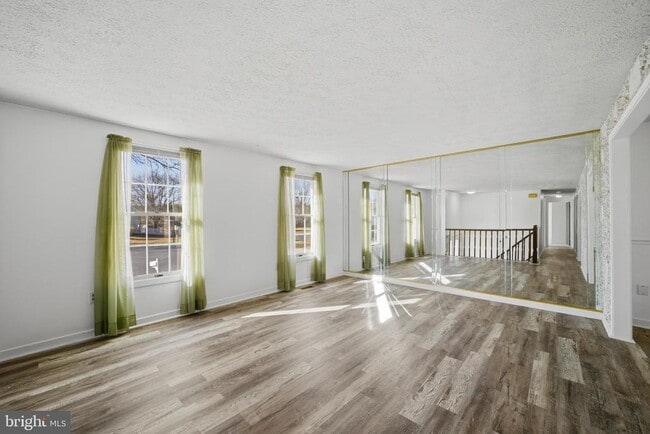 Building Photo - 26 Dover Ln