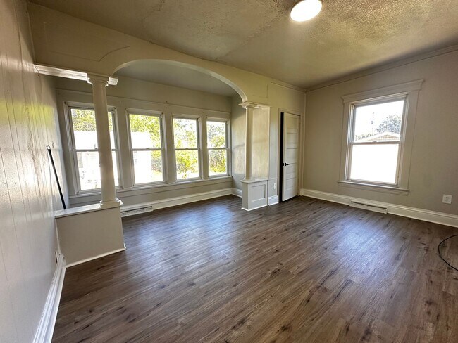 Building Photo - Aliquippa Triplex