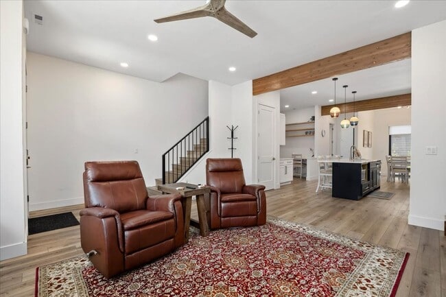 Building Photo - Downtown Townhouse