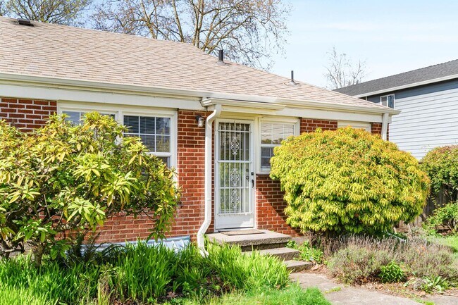 Building Photo - Beautifully maintained 1-bdrm/1-bath unit in 4-plex. Fireplace, off-street parking, laundry, grea...