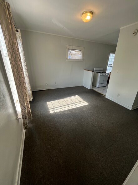 Building Photo - 231 Doty St