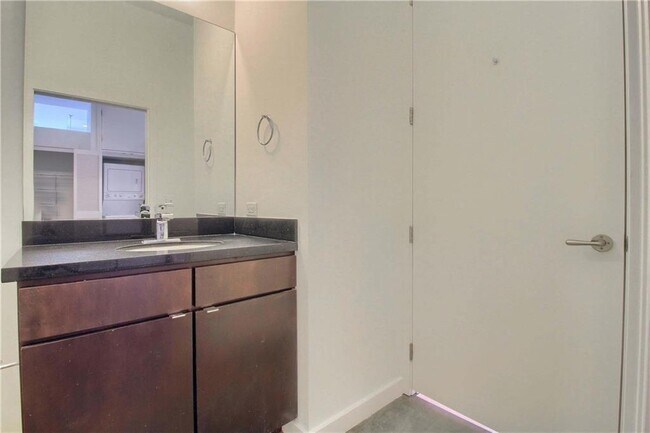 Building Photo - 507 Sabine St