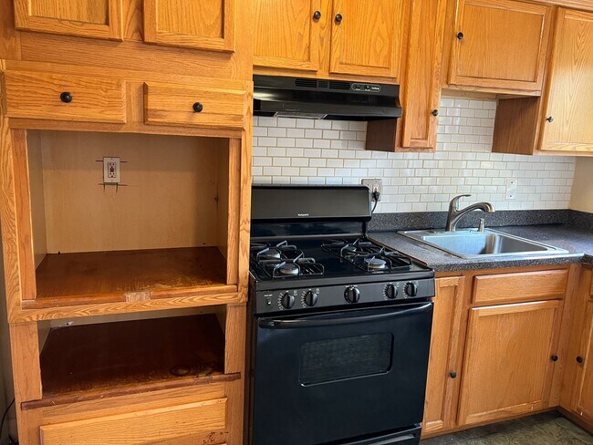 Building Photo - 3 BDRM 1.5 BTH in Baltimore City Sinclair Ln