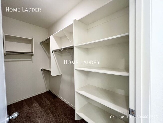 Building Photo - 1652 W Aztec Dr