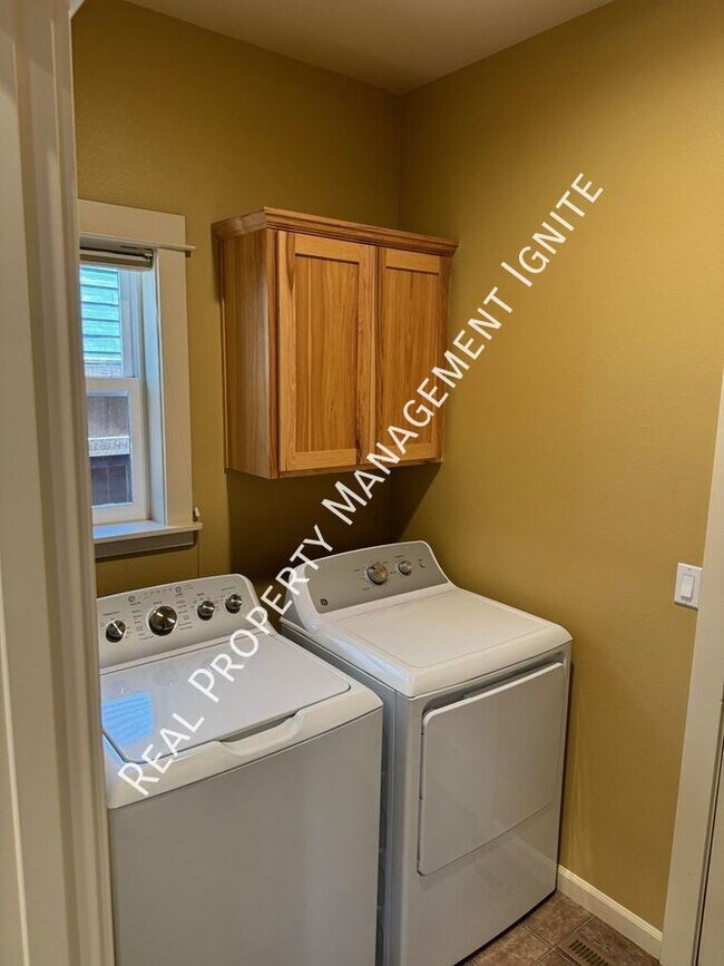 Building Photo - Immaculate Westside Home in the Pine Trees