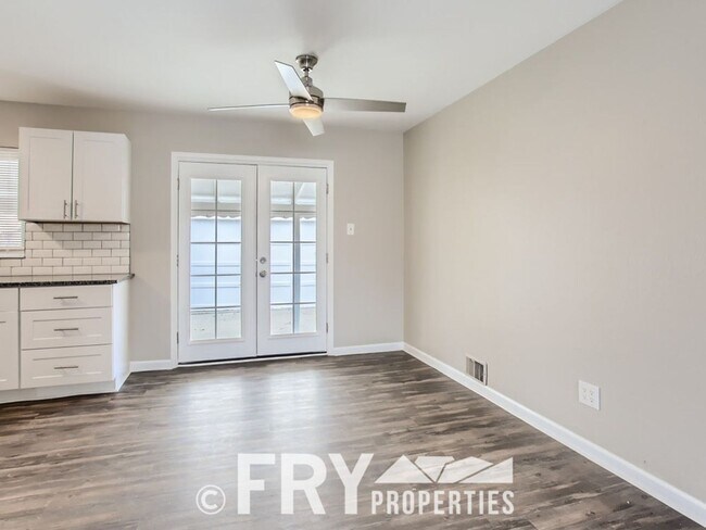 Building Photo - Renovated Harvey Park home