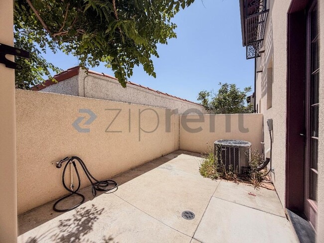 Building Photo - Unit