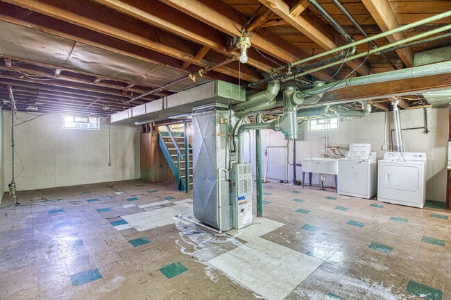 Building Photo - 170 W Maxlow Ave