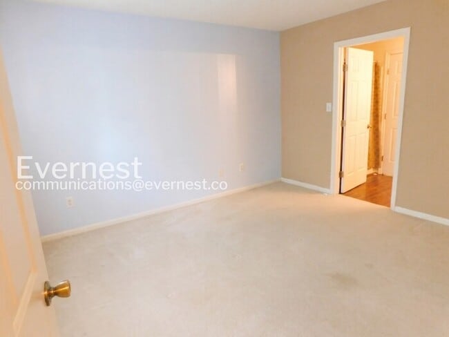 Building Photo - 702 Westgate Cir