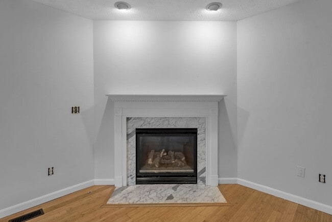 Building Photo - Lebanon- Beautiful 3 bed 2.5 bath home