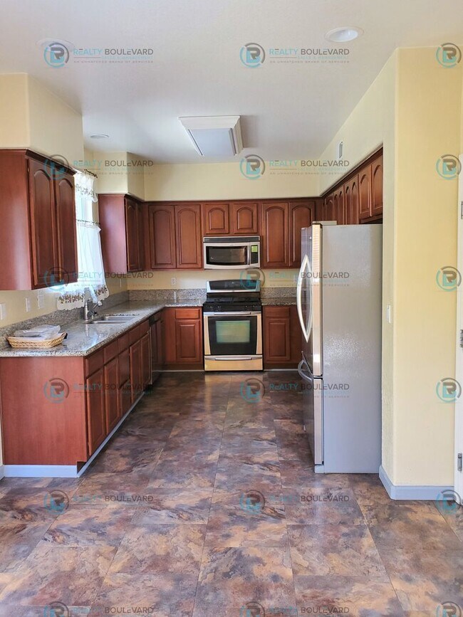Building Photo - Move In Special: $500.00 Off Move In! 4 Br...