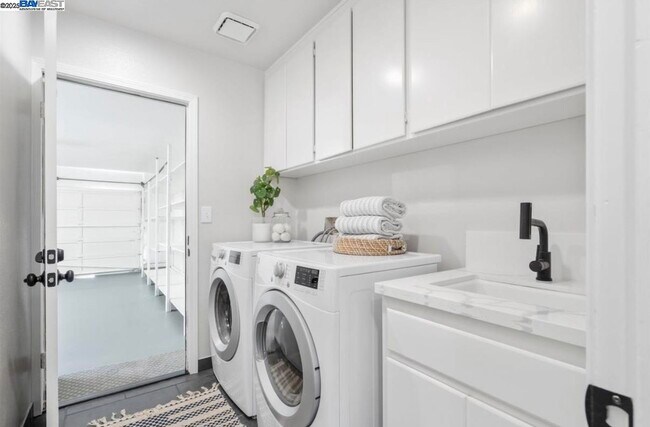 Building Photo - 5 Stuart Pl