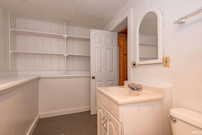 Building Photo - 204 N Clark St