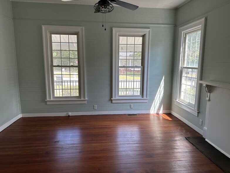 Living Room - 1909 Summerville Rd