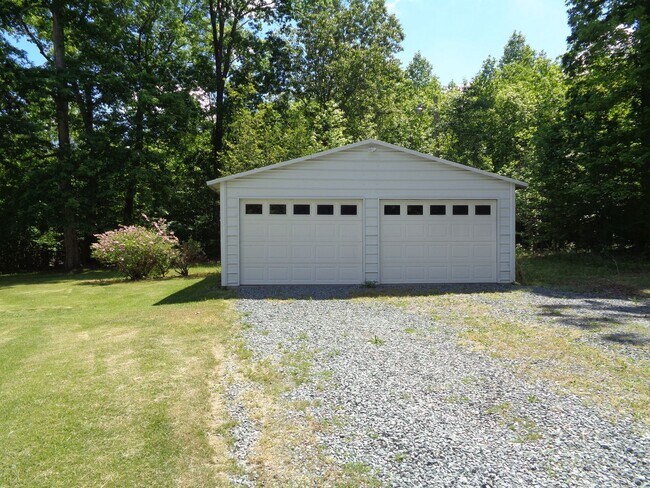 Building Photo - Remodeled Brick Rancher With a Screened Po...