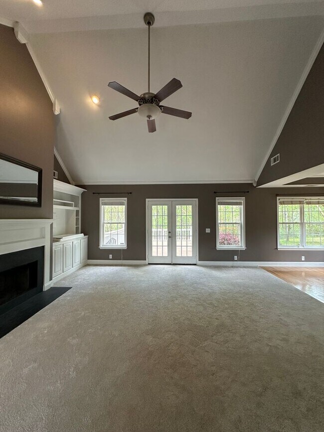 Building Photo - Move-In ready 3-bedroom 2-bathroom house on the Eastside