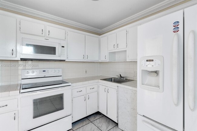 Building Photo - 3101 N Country Club Dr