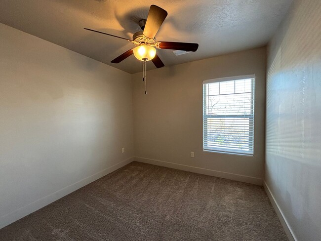 Building Photo - SPACIOUS TOWNHOME FOR RENT!