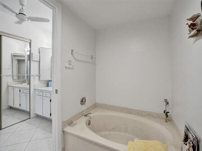 Building Photo - 8511 Casa Del Lago
