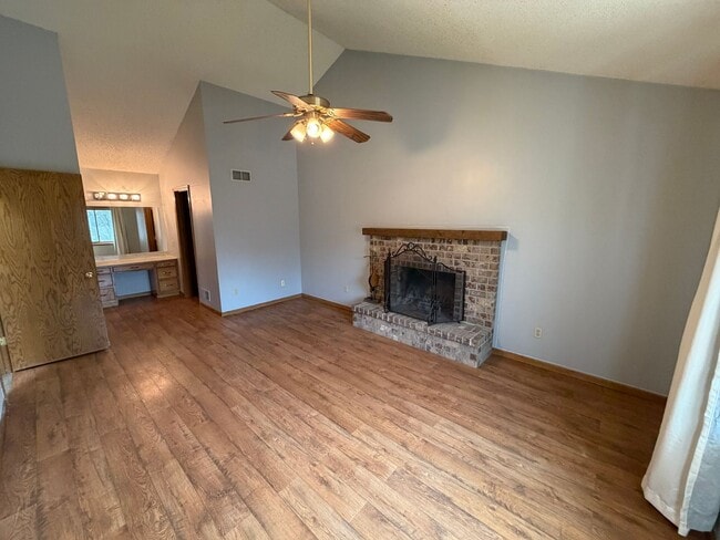 Building Photo - Beautiful 5 Bedroom 3 Bath Home for Rent in Lakeville!! Available NOW!