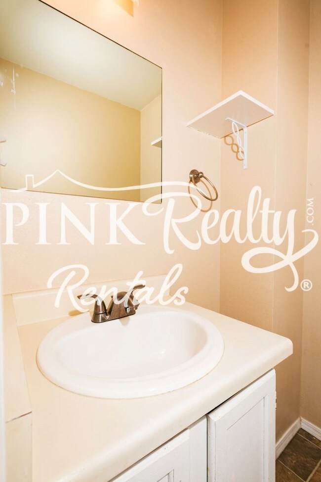 Building Photo - Great 2-Story Townhome in Soaring Eagle