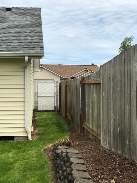Building Photo - 1090 Cedar Ct
