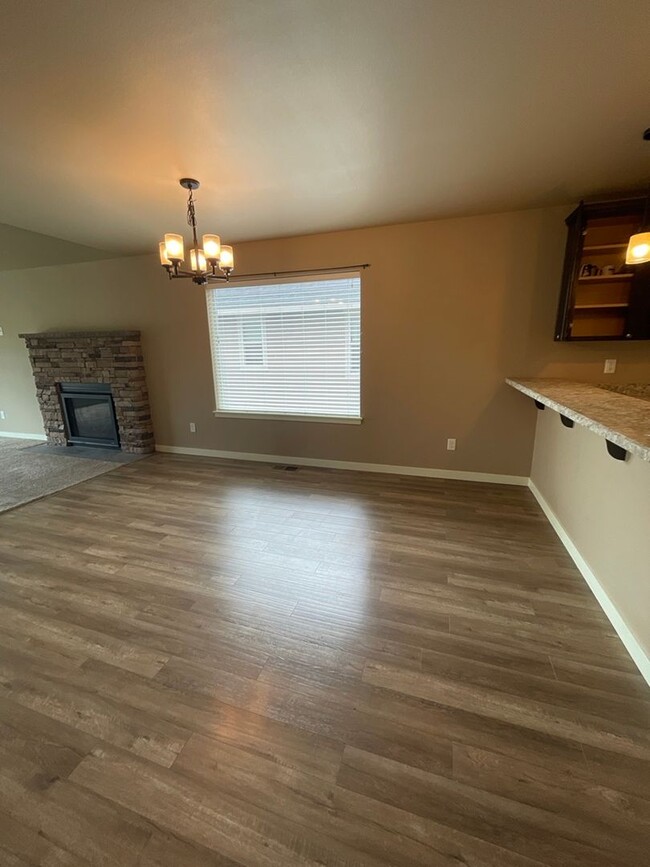 Building Photo - 3 Bedroom /2.5 bath in Prineville's Iron H...