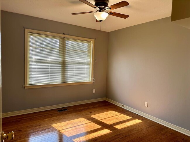 Building Photo - 1224 Westlawn Dr