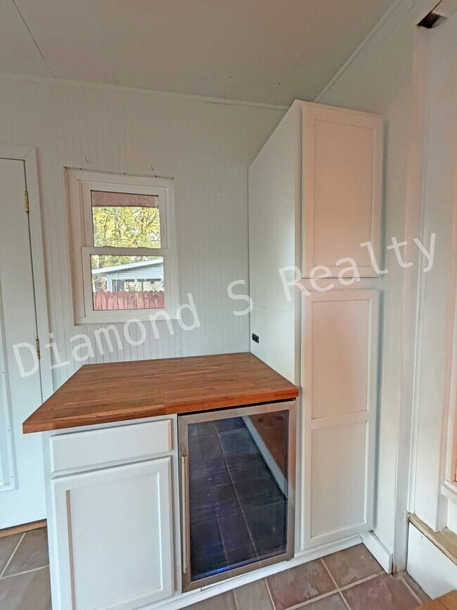 Building Photo - Stunning 2 Bedroom Home Located Near Mercy!