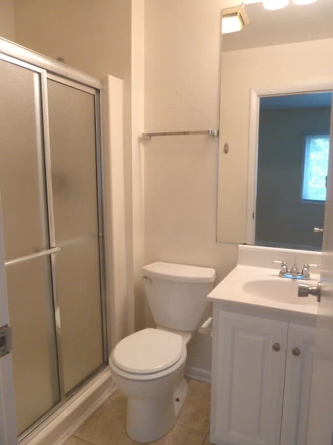 Building Photo - Sleek, Stylish 2br 2ba upper level condo in Chancellor Square, walking distance to Campus, downtown!