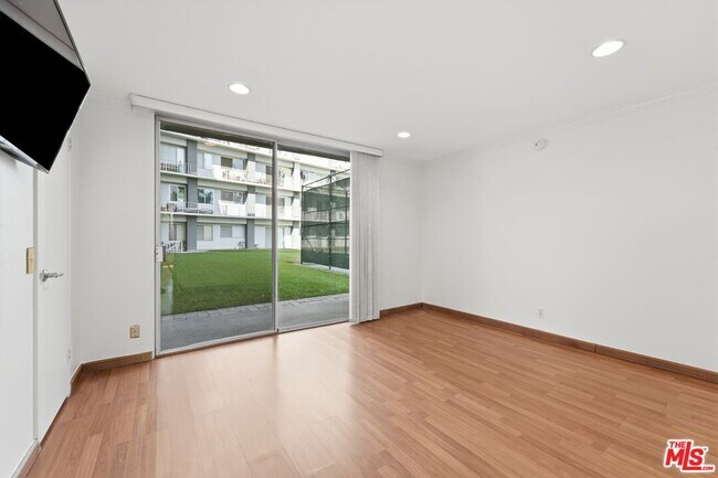 Building Photo - 100 S Doheny Dr