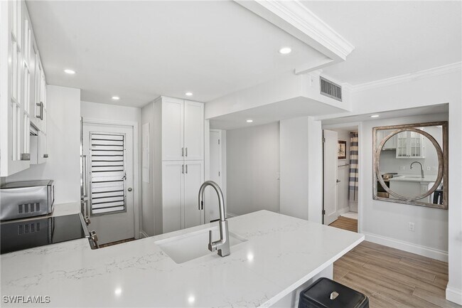 Building Photo - 1300 Gulf Shore Blvd N