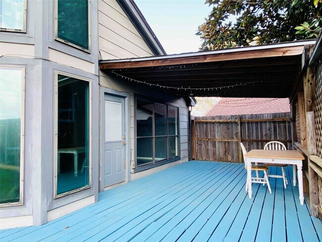 Building Photo - 2001 Highland Hills Dr