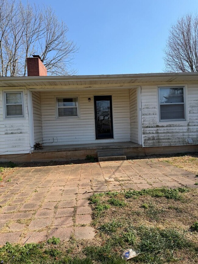 Building Photo - 3 bedroom, 2 bathroom, 2 car garage hom for rent