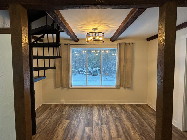 Dining room - 11761 N River Rd