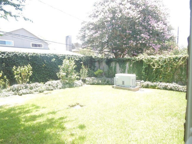 Building Photo - 5583 Beverly Hill St