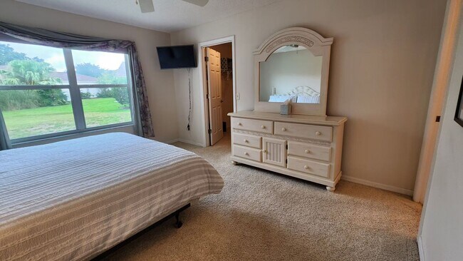 Building Photo - M916 Eastmont (VNSW-18/10)