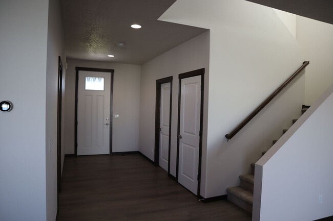 Building Photo - Beautiful Home in Fox Tail!