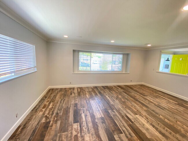 Building Photo - Gorgeous 3 bedroom 2 bath single family ho...