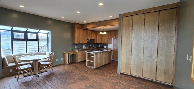 Building Photo - 3033 W Viewmont Wy W