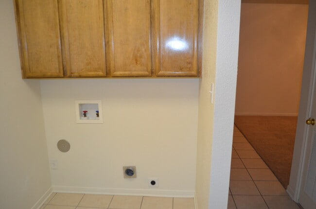 Building Photo - 910 Rebecca Ln