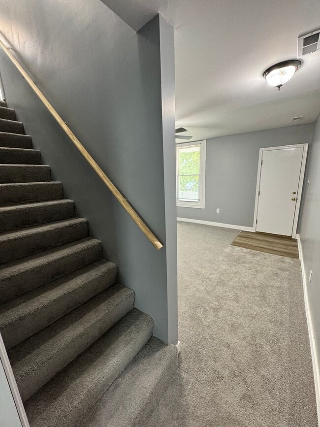 Building Photo - Roomy 3 bed 2 bath in Church Hill, yard, porch, laundry, all electric, central hvac!