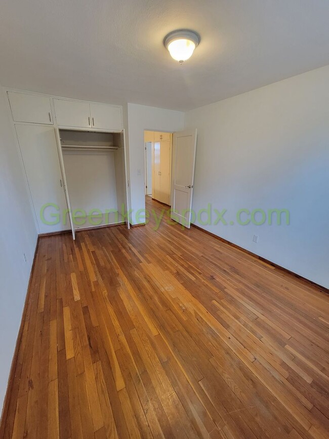 Building Photo - Large 2 Bedroom 1 Bath Unit off Broadway w...