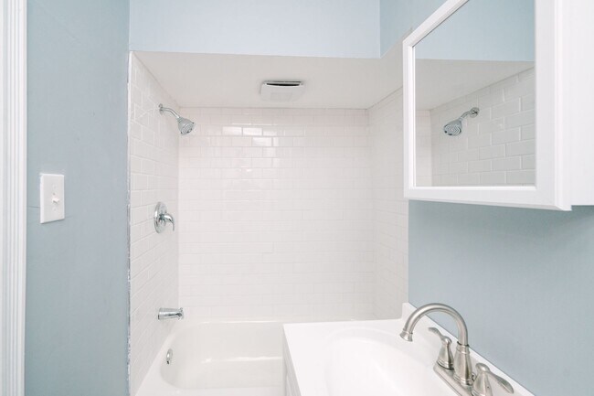 Building Photo - Move in special! Newly renovated 3 bedroom...