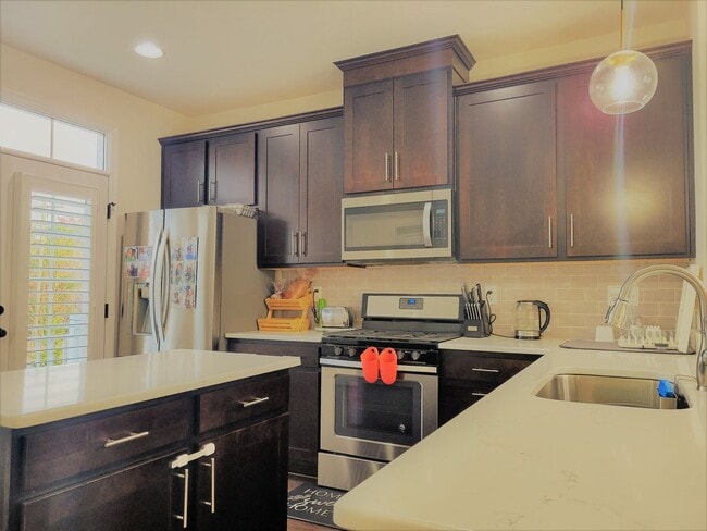 Building Photo - Stunning 4 bedroom 3.5 bath townhome locat...